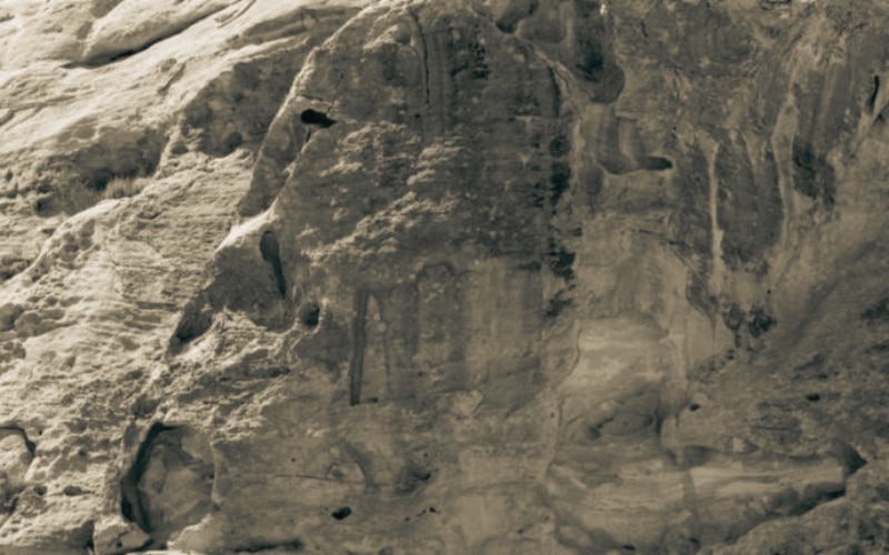 Roca con inscripción celebratiba de Nabónido en Jordania